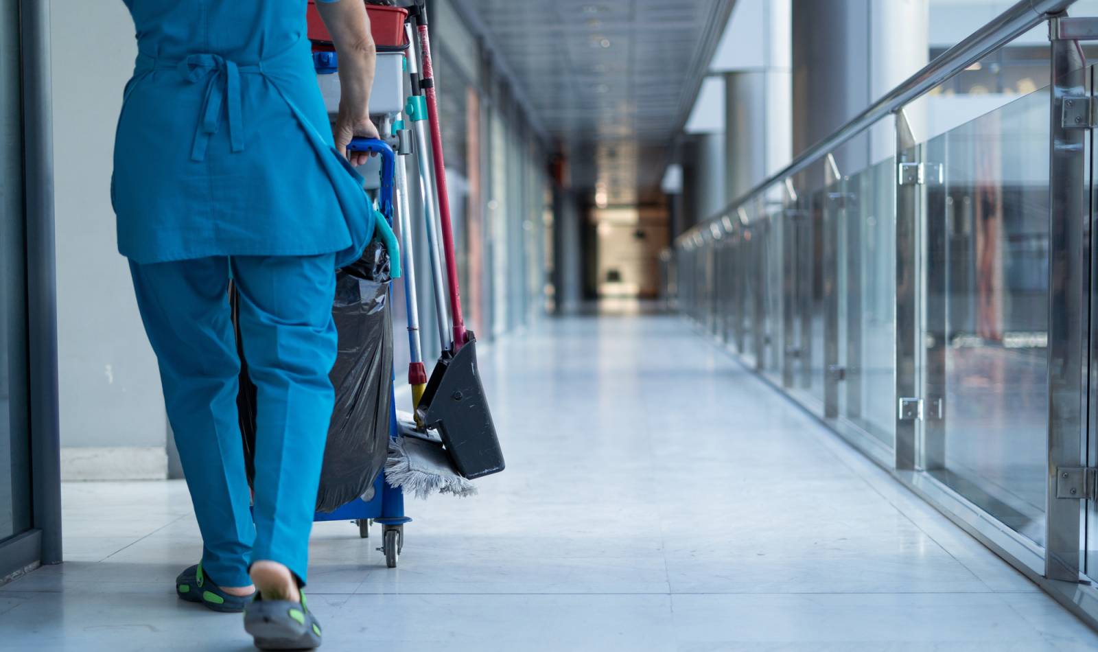 Bien nettoyer les surfaces en milieu hospitalier à Lille et en ligne.