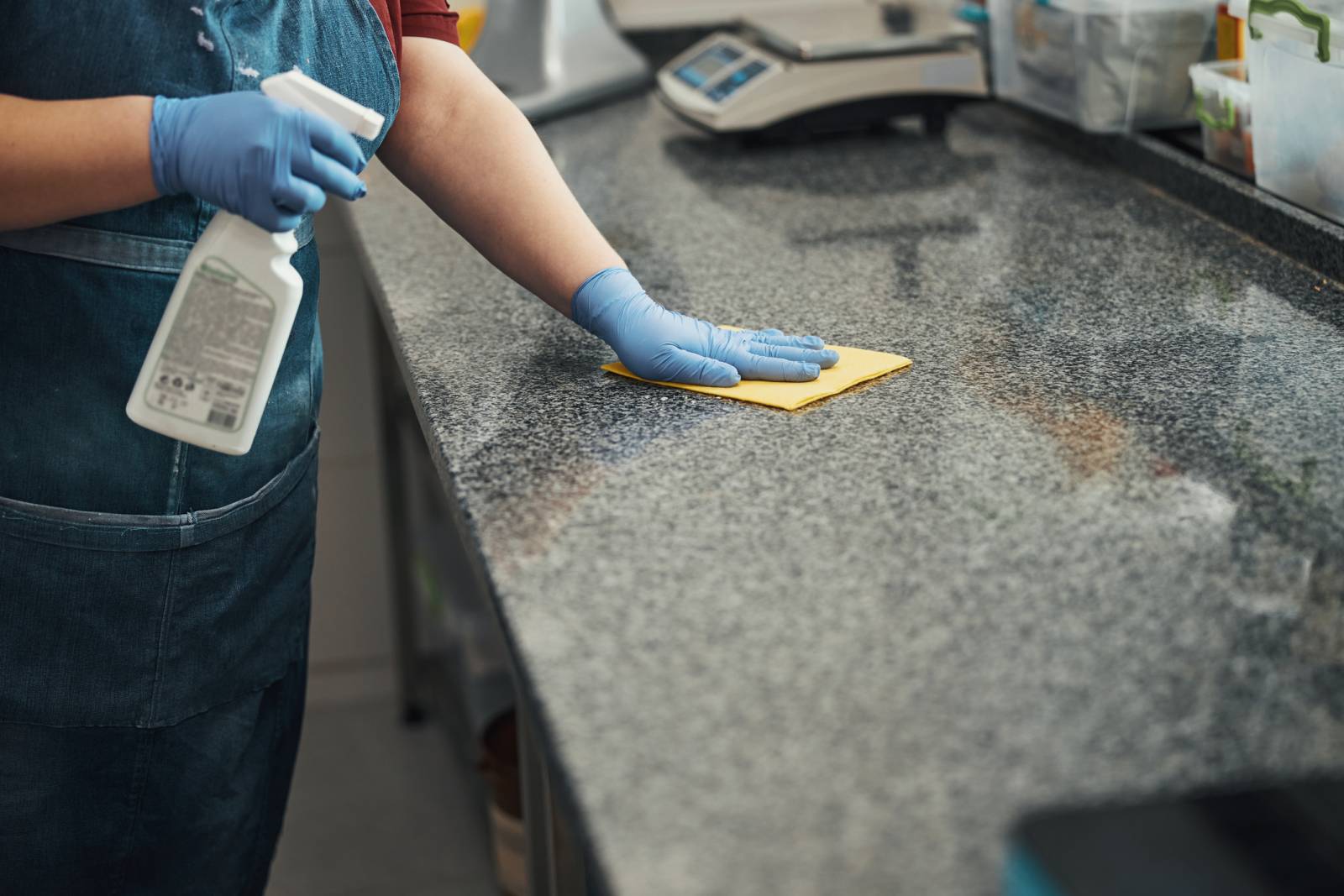 Désinfecter les cuisines de votre restaurant avec des produits dédiés à vos surfaces à Nice et en ligne.